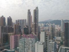 今回の宿泊はコーディス香港
旺角の５星ホテルです。
予約はAgodaにて２泊税込39,000円でした。
朝食はついていませんが周りに食べるところがたくさんあるのでホテルで食べる必要が感じられませんでした。
チェックイン時にデポジットを現金で払うと2000香港ドルでした。
アサインされた部屋は18階のオリンピック駅側です。

