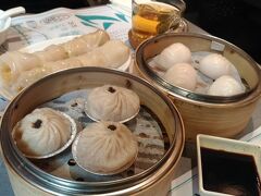 まずは旺角の點點心點心専門店へ
小籠包に腸粉に蝦餃子等をオーダー
その他中国ブロッコリーやスペアリブなどを注文して
満足です。
