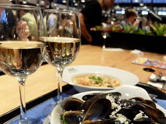 じゃん！！
ムール貝のワイン蒸しとタコと魚介のリゾットにしました
ちなみに、調べたものの、結局ムール貝は目の前を通りかかったひとが持っていたのを見てふたりで即決。
タコと魚介のリゾットはガイドブックに載ってて美味しそうだったので…
こちらもなんだかんだで即決。
一応調べたんだけどね…
調べたというよりもただ食べたかったものに決まりました。