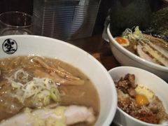 夜ご飯はラーメン空。
人がほとんどいないなか、唯一この店だけ行列してた。
5～6分待ったかな。