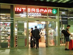 ウィーン中央駅の中にあるこちらのINTERSPARは営業時間が長く、休日も営業しているので便利。ただし、夜はレジがかなり混雑していた。