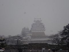 雪化粧した姫路城。
４年ほど前の平成の大修理で真っ白くお化粧直ししたお城が雪でさらに白く。