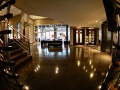 【Slaveiro Conceptual Full Jazz Hotel】

外見は新しいビルではないですが、ロビーの床はピカピカに磨かれており、薄暗くシックな雰囲気です。