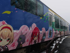 お座トロ列車を楽しんでいると、芦ノ牧温泉駅に到着しました。

お座トロ展望列車とはここでお別れです。

会津鉄道はいまアニメとコラボしているようで、お座トロ展望列車はアニメのキャラクターたちでラッピングされていました。