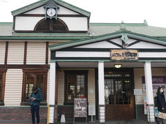 15時過ぎ、会津若松駅のひとつ前の駅 七日町駅でおりました。
大正レトロなデザインの駅舎です♪