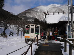 大内宿の最寄り駅「湯野上温泉駅」に到着。
かやぶき屋根が珍しい風情ある駅舎です。