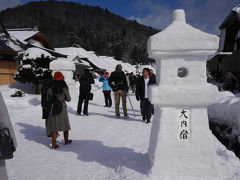 大内宿に着きました！

かやぶき屋根の街並みに雪が積もった風景は風情がありますね～！！
人もたくさんいて賑わっています。