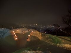 2月8日 【ちょこっと生活 9日目】

小樽 ??雪灯りの路?? 今日から開催
初日のオープニングイベント 天狗山に参上♪