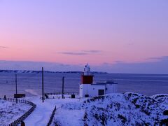 2月10日 【ちょこっと生活 11日目】

花咲灯台で日の出を待つ  
気温は20度！ もちろん氷点下だよ～
