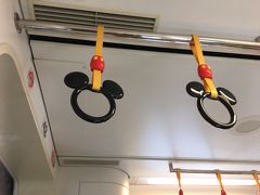 JR舞浜駅から「ディズニーリゾートライン」に乗っております。
ミッキーがふんだんにデザインされていて、既に夢の国に足を踏み入れた感。