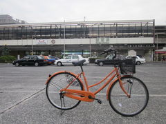 で、駅構内にあった観光案内所にて、自転車をお借りします。

因みに号車番号は記載されておらず、いきなり鍵に暗証番号が記されていますので、それをネーミングに採用する訳にもいきません。

ここではシンプルに、ケロケーロ佐賀オレンジ号（略してケロサオちゃん）と名付けるに留めておきます(^^;)。

自転車でオレンジ号だなんて、某ミュージシャン（故〇野清志郎氏）のことを思い出してしまいますねぇ～。　