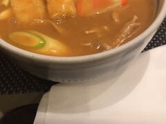 まだ並んでいなかったのでカレーうどんで有名な「若鯱家」さんでカレーうどんを食べました（920円）
うどんかきしめんかを選べます。

麺が太くてカレーの汁は固めです。
見た目の色より辛めで美味しかったです。