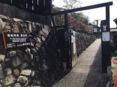 歩いて行くとお屋敷が見えてきました。

看板を見ると「廻船問屋　瀧田家」とあります。