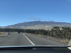 ロコモコを食べた後は、帰ることにします。
正面に見えるのはマウナケア
この道はキラウエア火山星空ツアーでも通りました。
しかし！！この道路に入ってからアカカ滝に行くつもりだったのを
思い出したが、もう後戻りできず。残念

