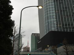 虎ノ門ヒルズと東京タワー。

愛宕神社はもうすぐ。
