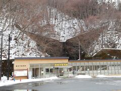 日光から鬼怒川温泉、川治温泉を過ぎ、会津鬼怒川線の湯西川温泉駅が見えてきました。

駅からはホームも線路も何も見えません。
駅員さん？と思われる女性に聞いたところ、
ホームは地下のトンネル内にあるそうです。
