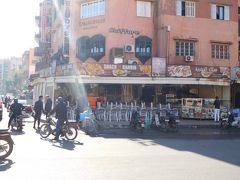 　ランチはシーフードレストラン街に行きました。入ったお店は地球の歩き方に掲載されているスナック・エル・バハリアです。