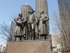 バスを降りて近辺を散策しました。
Heald Square Monument
ヒールド広場にある３人のアメリカの偉人の像

