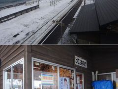 　駅舎の窓には「釧網本線 華乃美幸」なんて聞いたことも無い歌手のポスター。「ヒット目指して頑張ってます」だそうですよ。
（　´－ω－）知らん。