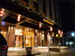 2泊お世話になるザ シャーウッド台北(台北西華飯店)。もう真っ暗。到着日の3時間遅れは痛い！