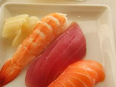 旅の始まりは成田空港から。ANAラウンジからライブのお寿司を取ってきていただいています。