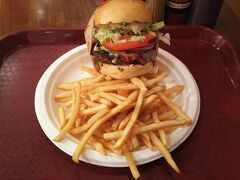 ある一日の昼食。アメリカに来たらあたらしいハンバーガーやさんを開拓したくなります。フードコートにあるBuckhorn Grillというレストランです。