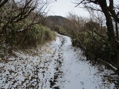 金時山の頂上に近いところでは、積雪３～４㎝。