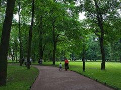 ロシア美術館の周囲はミハイロフスキー公園になっていてちょっと公園を散策しました。
公園は緑が多くて落ち着ける場所でした。