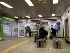 10時過ぎ、真駒内駅の売店でパンやお茶を買って遅い朝食。

喫茶店があるかなと思っていましたが。。。

で、無事にKさんと合流