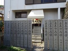 ちょうどお昼時になりました。
最初のお店。神社の境内の中にある「うぶしな」に寄ります。