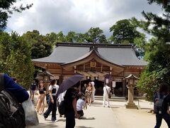 大阪を朝早く出発して、一路松江へ。
今回、全員一致で立ち寄りたかった
「八重垣神社」へ。
ちょうど結婚式の写真撮影中でした。
ここは、結婚式発祥の地なのだとか。

幸先がよかったのかも。
真正面が本殿。
大きくはないけど、きれいなお社だった。