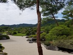 帰り道、足立美術館に立ち寄りました。
ここは、お庭がすばらしい所。
日本一の庭園なんだって。