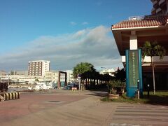離島ターミナルへの近道。ホテルイーストチャイナの横を通り海沿いを行くとすぐ港でです。