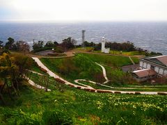 越前岬

福井県嶺北地方の最西端で、越前海岸随一の景勝地であり、高さ130mもの断崖がそそり立ち、荒々しい波が打ち寄せダイナミックな景観が楽しめます。
奇礁が点在し景色がよく、越前海岸の中では、東尋坊と同じく「日本の夕陽百選」にも選ばれています。岬からの眺望はすばらしく、展望台からは、東尋坊や敦賀半島を一望できます。岬の突端の海抜132mの頂上部には、白亜の越前岬灯台が立ち、岬のシンボルとなっています。この一帯は越前水仙の群生地でもあり、12～1月のシーズンともなれば、日本海を背景にして可憐な越前水仙の花々が咲き誇り、越前海岸ならではの美しい景色が広がります。


☆参照　越前岬観光ナビ
http://www.town-echizen.jp/spot/spot01Detail.php?id=272