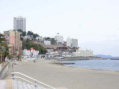 通り過ぎた事は何度かあるが、温泉は初めての熱海。
この景色何処かで見た事ある気がするな……