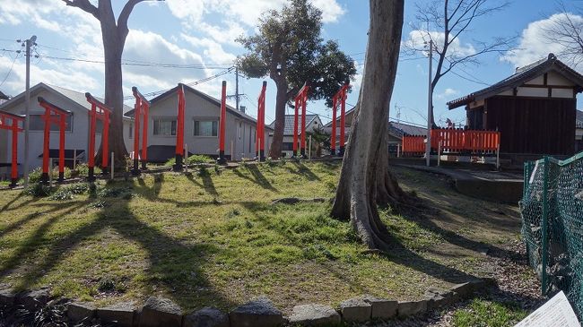 　自然堤防の痕跡が残る稲荷社