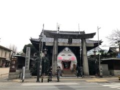１日目は夕飯以外の予定を入れていなかったのですが、時間があったので予定を繰り上げ、近くの櫛田神社へ旅の無事をお願いしに行きました。

何かいる…。