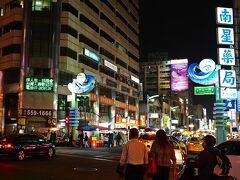 大港埔一六合夜市で下車すると、大通りの先が煌々と輝いていた。 