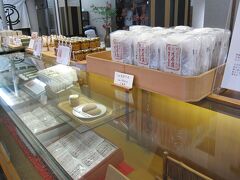 今回立ち寄った佐賀市内の店。
初訪問の鶴屋さん、和菓子店です。
扱っているお菓子はどれも美味しそうです。
じゃーこ、肥前ケシアド、あんバターワッフル、キャラメルワッフルを購入しました。どのお菓子今までに食べたことのない味で美味しかった。
店の内装、従業員さんの対応も上級を感じました。
