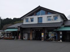 こちらが茂木駅。自動券売機で乗車券を、窓口でSLの整理券を購入。
蕎麦屋さんが併設されています。