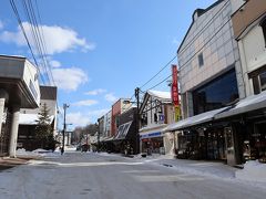 荷物を宿に預けて、お昼ご飯へ。阿寒温泉の商店街を歩きながら、おいしそうなお店探し。