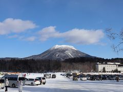 昼食のあと、阿寒湖へ。阿寒湖全体が凍っていて、その上を自由に歩けるようになっていました。雄阿寒岳が目の前に、きれい。