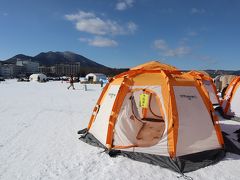 ワカサギ釣りのテントのひとつをのぞいてみると。。。遠くに見えるのが雌阿寒岳。