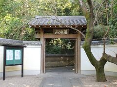 斑鳩町に入り、まず「吉田寺」へ。
987年に恵心僧都により創建された浄土宗のお寺です。
恵心僧都が臨終間際の母に祈願して浄衣を着せると、苦しみなく往生したことから「ぽっくり往生の寺」として信仰を集めています。