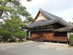 法隆寺東院伽藍から続いている「中宮寺」へ。
中宮寺は聖徳太子が母のために創建した建物で、当初は現在地の東約500ｍにあり、現在「中宮寺跡」となっています。