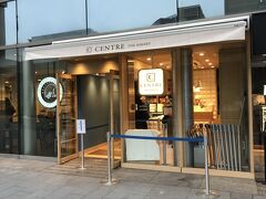 東京・表参道【CENTRE THE BAKERY】

2018年11月1日にオープンした食パン専門店
【セントル ザ・ベーカリー】青山店の写真。

銀座店がオープンした際に行列を載せました。
表参道店は大概並んでいません。穴場です。