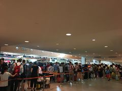 KL Sentralを16:00のバス（実際には私が最後に乗り込み15:54に発車）に乗り、KLIA2には16:45に到着。

搭乗券は羽田で発券済みだったのでイミグレ直行しましたが、
なにこの列～～～ヽ(￣д￣;)ノ

18:50発のマレ行き、もちろん問題なく乗れましたけど、
2時間前空港必着だなと思いました。

To be continued