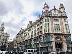 メトロの駅からでたらこんな風景です。エルジェーベト橋の近くです。