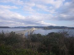 道の駅から角島に向かいます。本州と角島を結ぶ角島大橋は、自動車のテレビCMや映画撮影で使われたこともある有名な場所です。

奈良の平城京で角島の海産物の木簡が発掘されていて、奈良時代から角島と近畿が繋がっていたことがわかります。