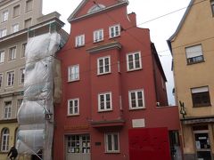 　更に北へ３００ｍほど行くと赤い建物のモーツァルトハウスがありました。